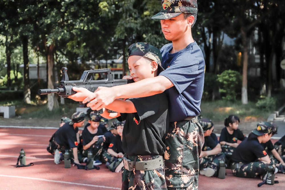 孩子好动、没规矩、夏令营的军事化训练有效吗?